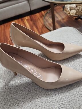 Calvin Klein Classic  Beige Pointed-Toe  Patent Pump Heels Sz 8M NEW